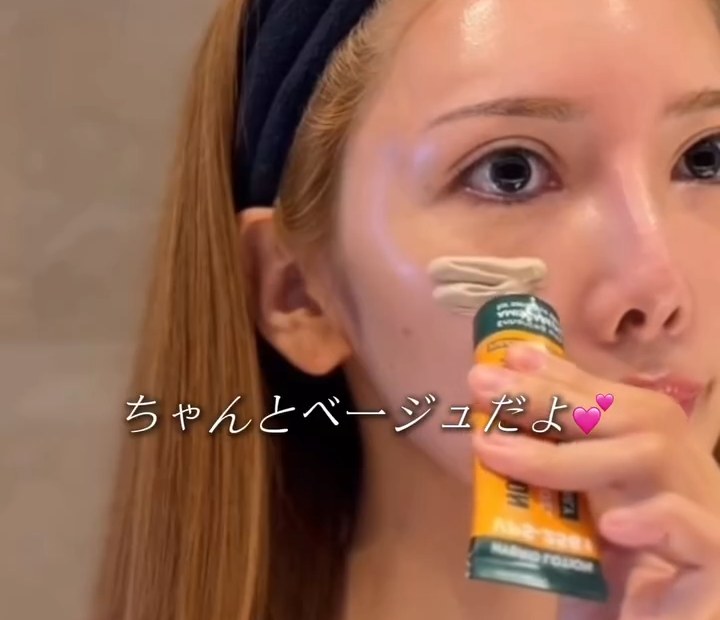 頬にクリームをのせたところ